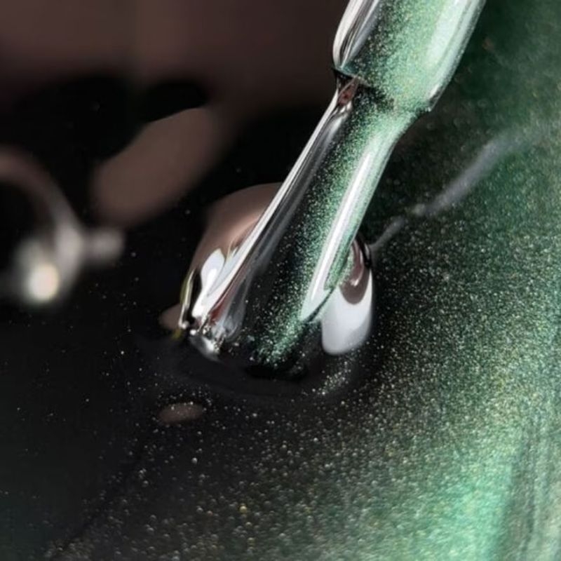  Гель-лак Biblioteka Cat Eye Night Rays №04 Forest Beam Смарагдовий із відблиском 10 мл, фото 5