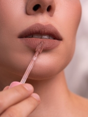 Помада матовая бархатная Zola Lip Souffle 04 Nude Haze, фото 4